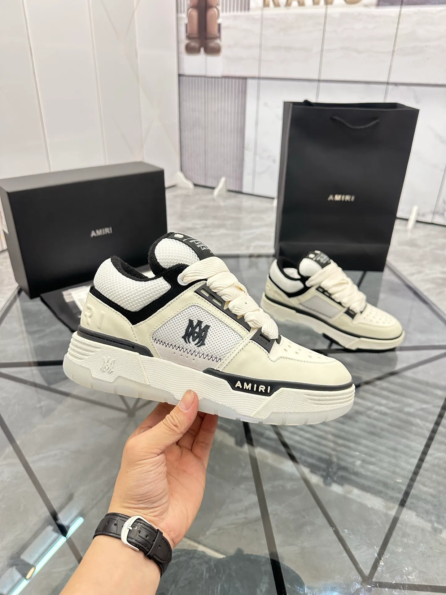 Men's shoes: 💰P720¥ Guangzhou top quality Product trademark: AMIRI* "Amir*" low-top casual shoes Regular size: 39-44 (can be customized to 45) Product materials: upper imported first-layer cowhide stitching original material, breathable lining, original outsole. Number: 525